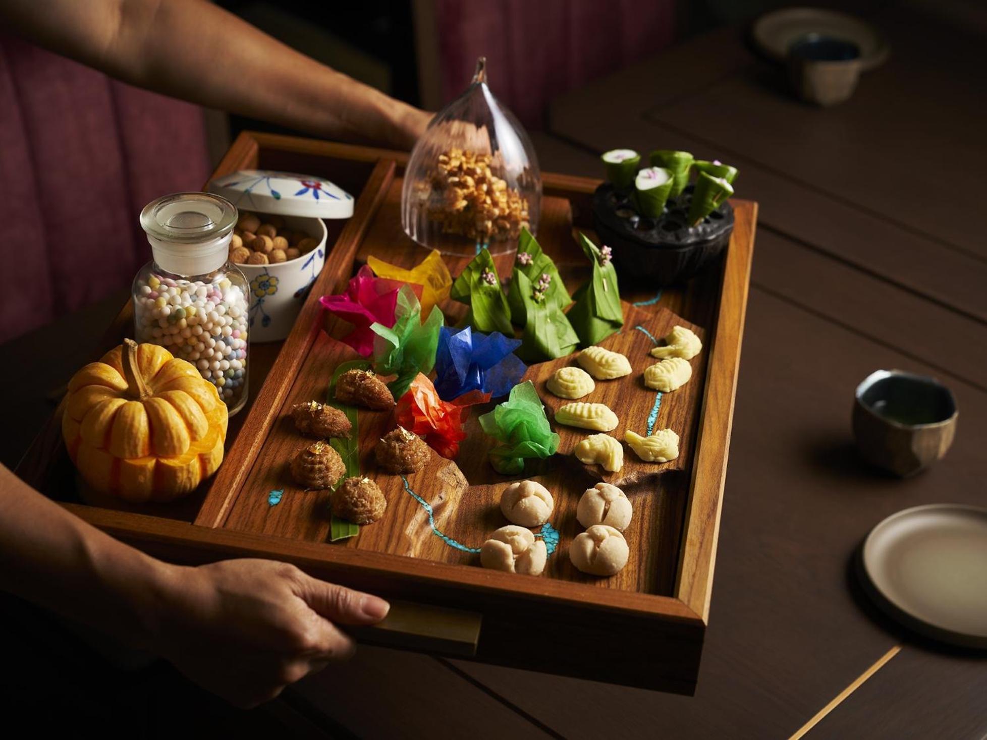 Dusit Thani Kyōto Esterno foto A tray of traditional Thai desserts